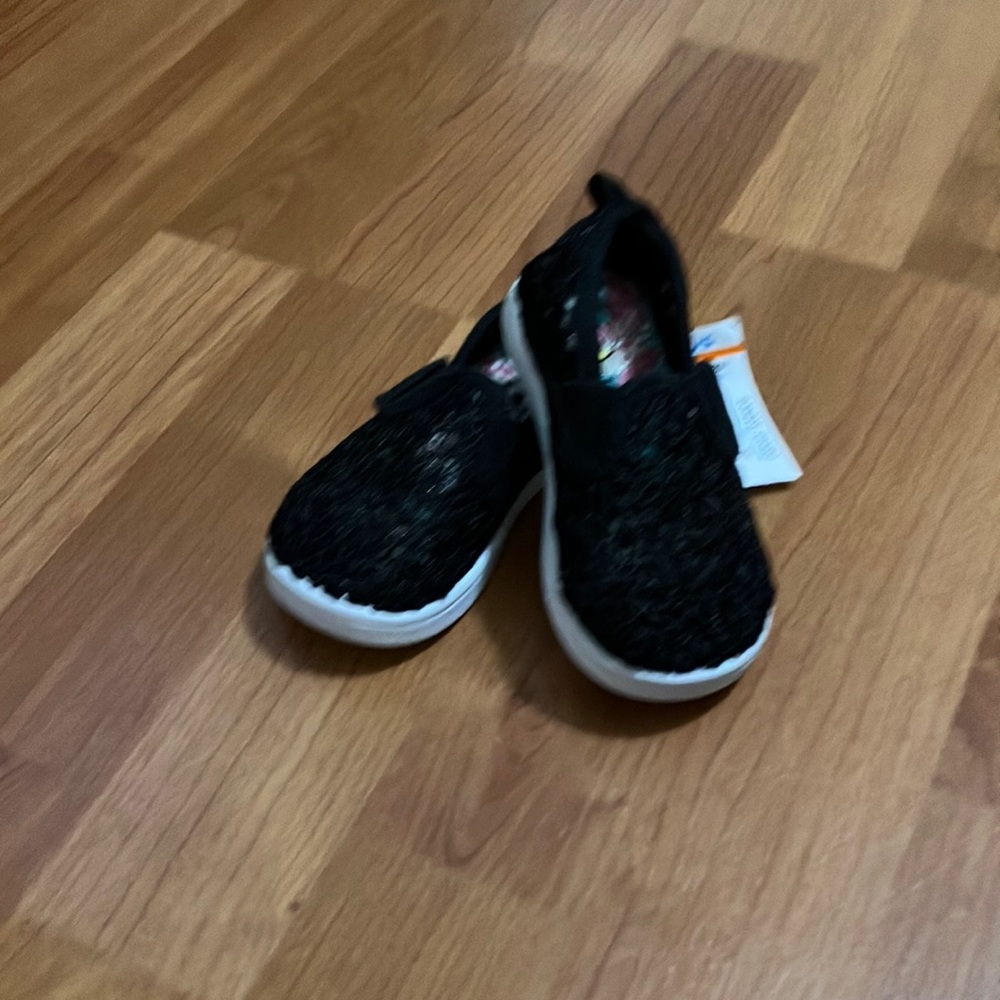 LACE LOOKING SHOES!